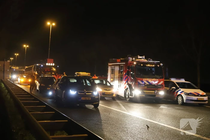 Auto botst tegen pijlwagen