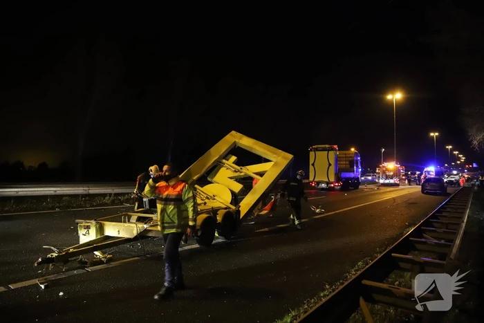 Auto botst tegen pijlwagen