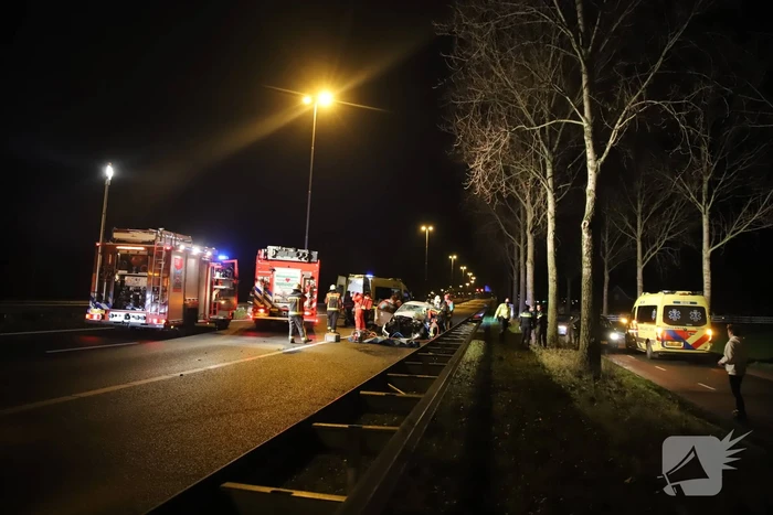 Auto botst tegen pijlwagen