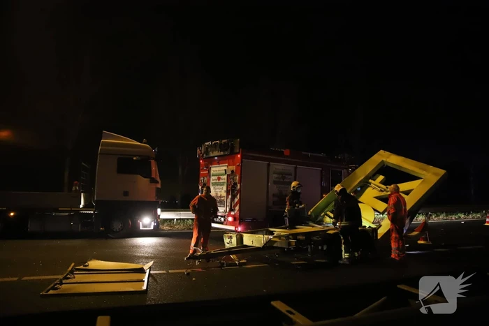 Auto botst tegen pijlwagen