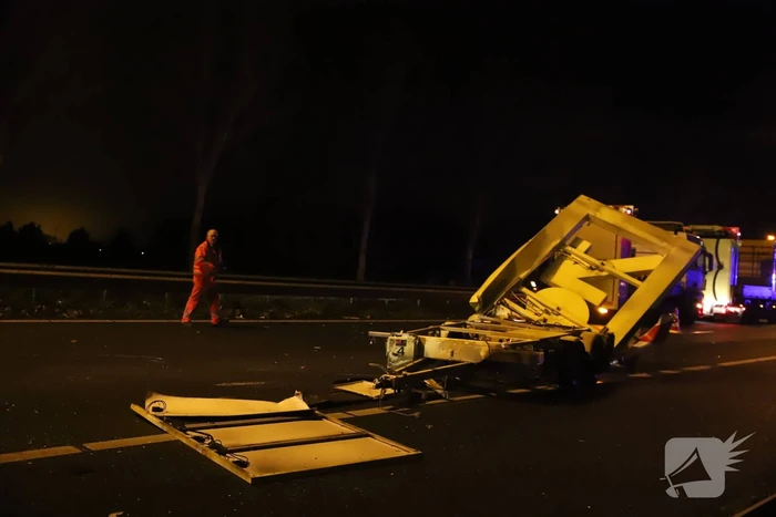 Auto botst tegen pijlwagen