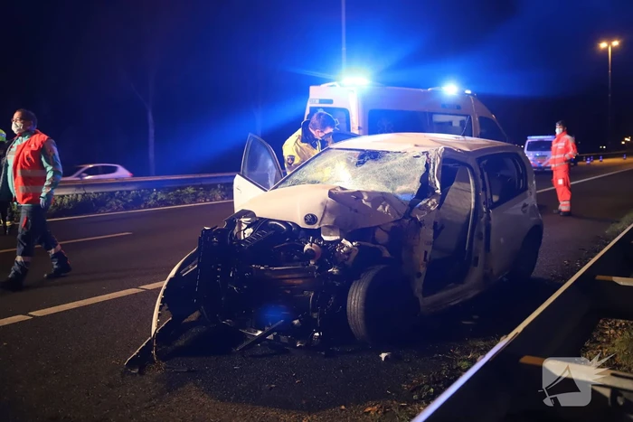 Auto botst tegen pijlwagen