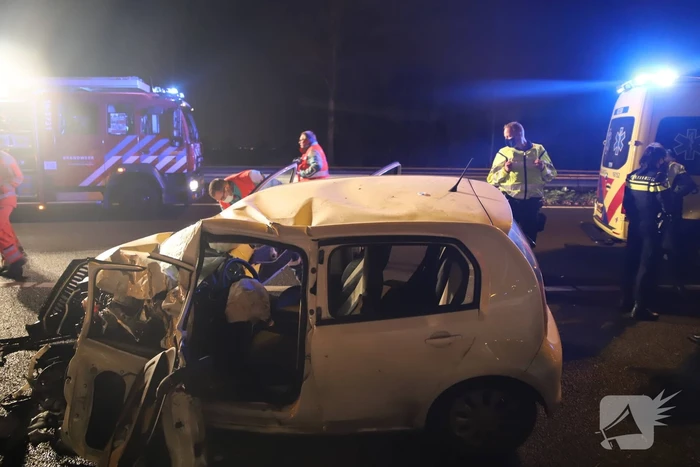 Auto botst tegen pijlwagen