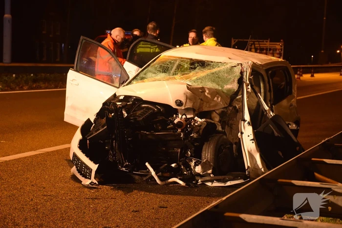 Auto botst tegen pijlwagen
