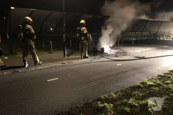 Brommer door brand verwoest