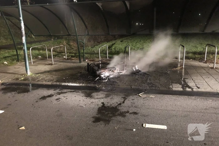 Brommer door brand verwoest