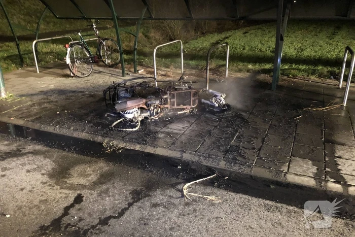Brommer door brand verwoest