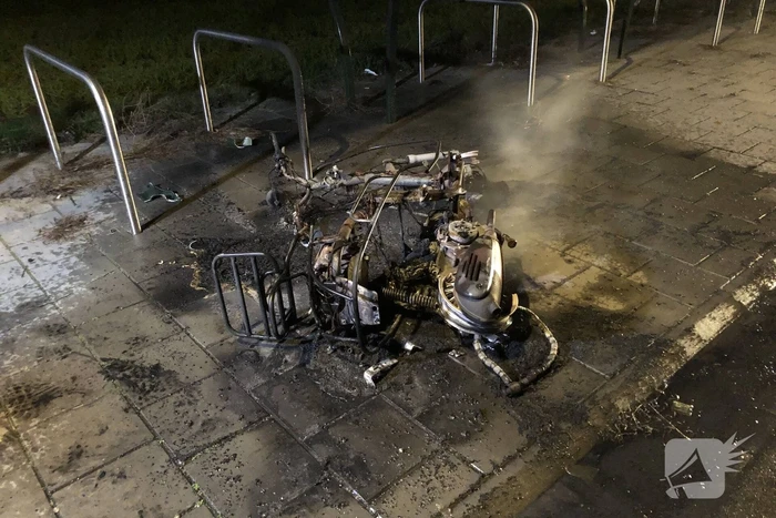 Brommer door brand verwoest
