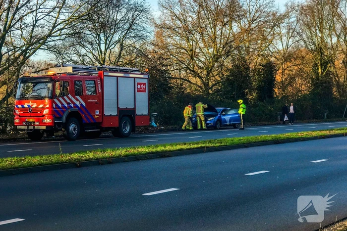 Auto vliegt tijdens het rijden spontaan in brand