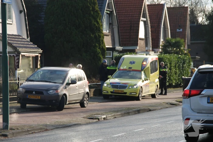 Auto en fietser botsen met elkaar