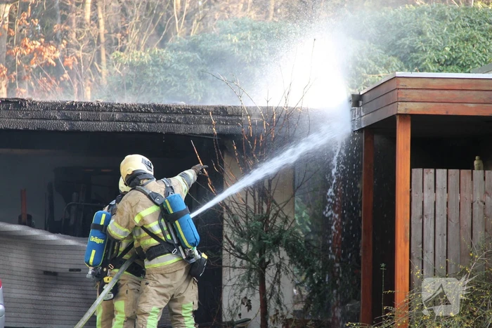 Veel rook bij brand in carport