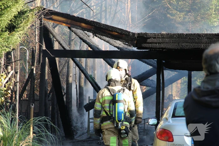 Veel rook bij brand in carport