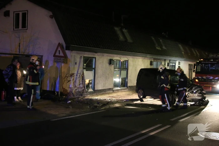 Automobilist knalt op huis