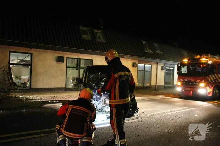 Automobilist knalt op huis
