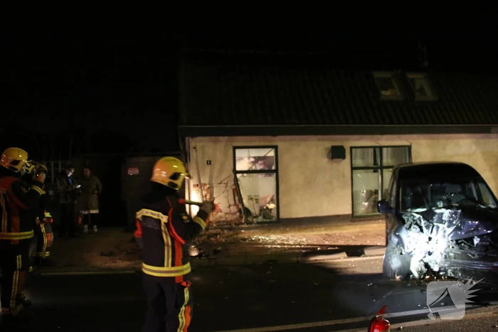 Automobilist knalt op huis