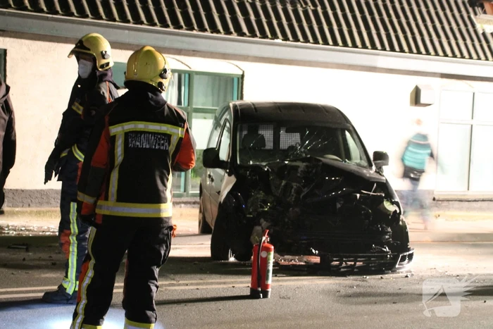 Automobilist knalt op huis