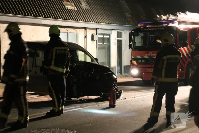 Automobilist knalt op huis