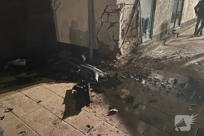 Automobilist knalt op huis