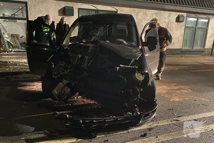 Automobilist knalt op huis