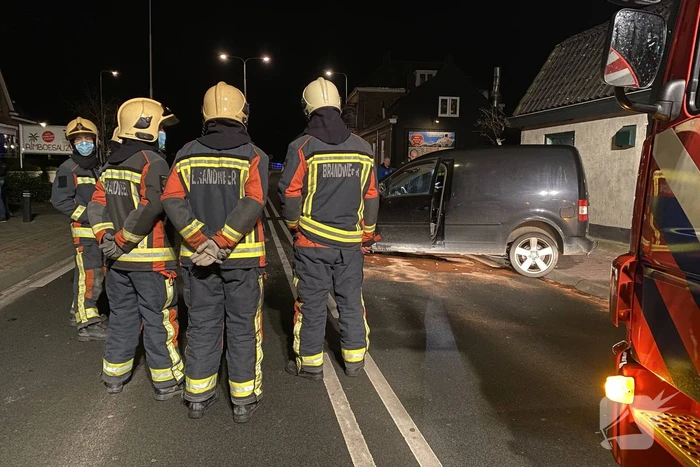 Automobilist knalt op huis