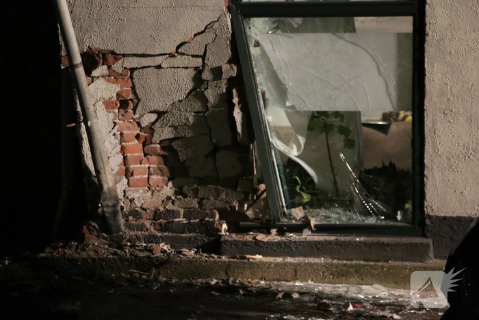Automobilist knalt op huis
