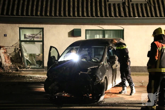 Automobilist knalt op huis