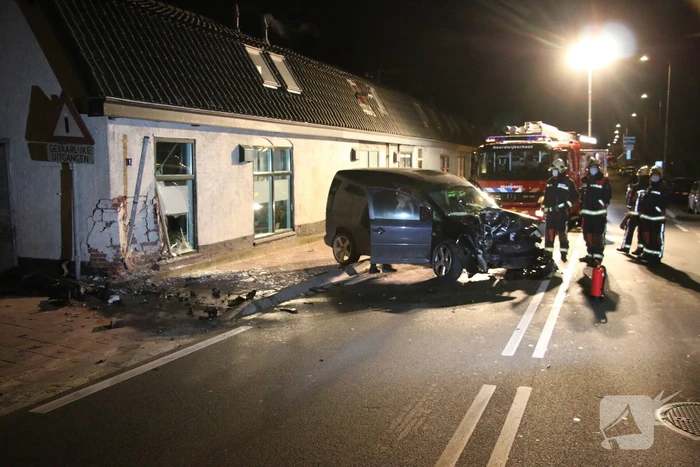 Automobilist knalt op huis