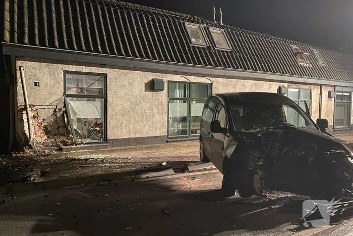 Automobilist knalt op huis