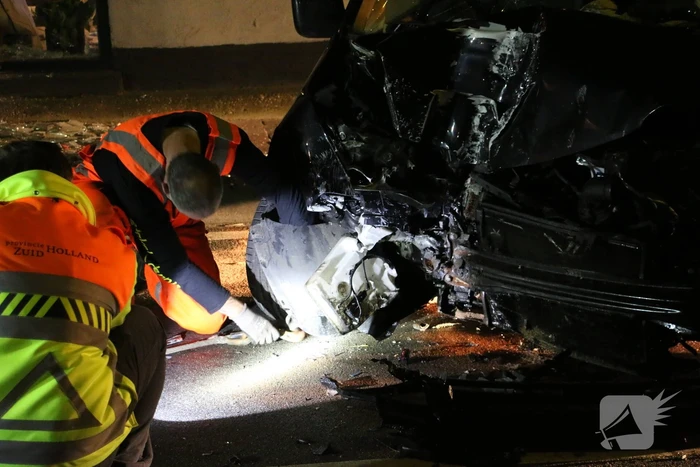 Automobilist knalt op huis