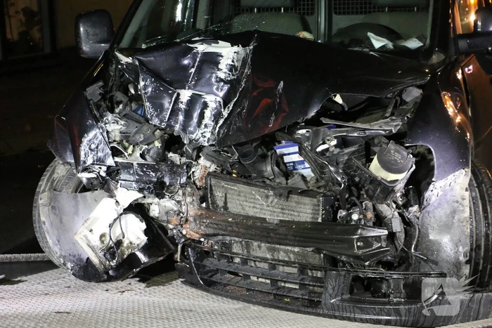 Automobilist knalt op huis