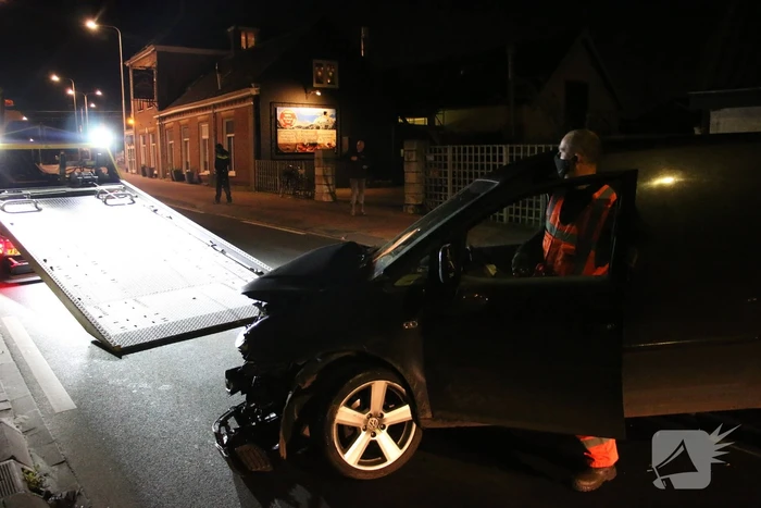 Automobilist knalt op huis