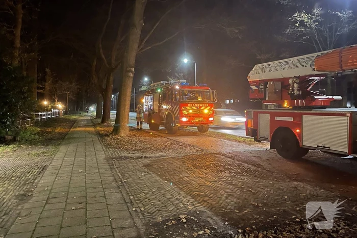 Brandweer blust brand in schoorsteen