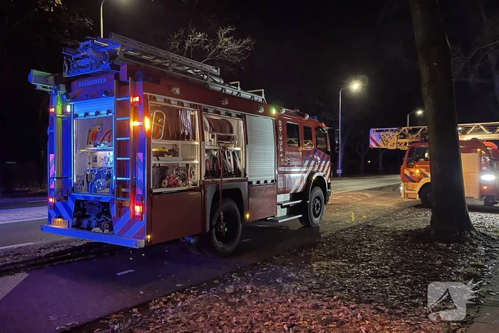 Brandweer blust brand in schoorsteen