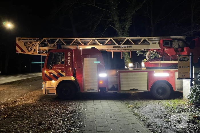 Brandweer blust brand in schoorsteen