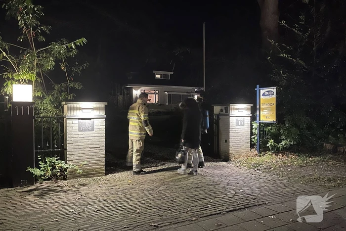 Brandweer blust brand in schoorsteen