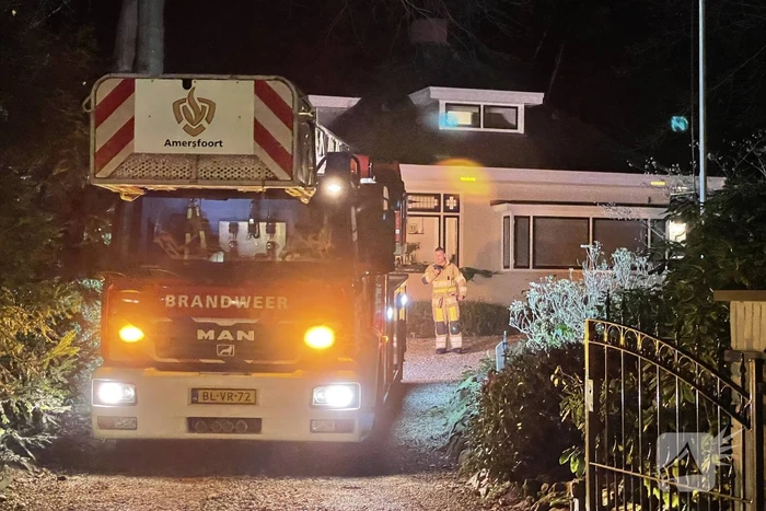 Brandweer blust brand in schoorsteen