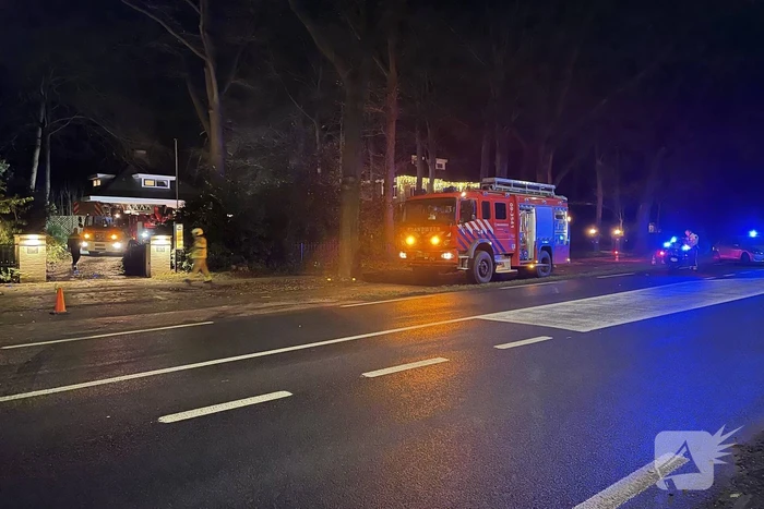 Brandweer blust brand in schoorsteen