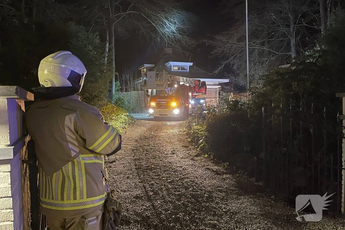 Brandweer blust brand in schoorsteen
