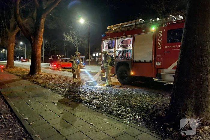 Brandweer blust brand in schoorsteen