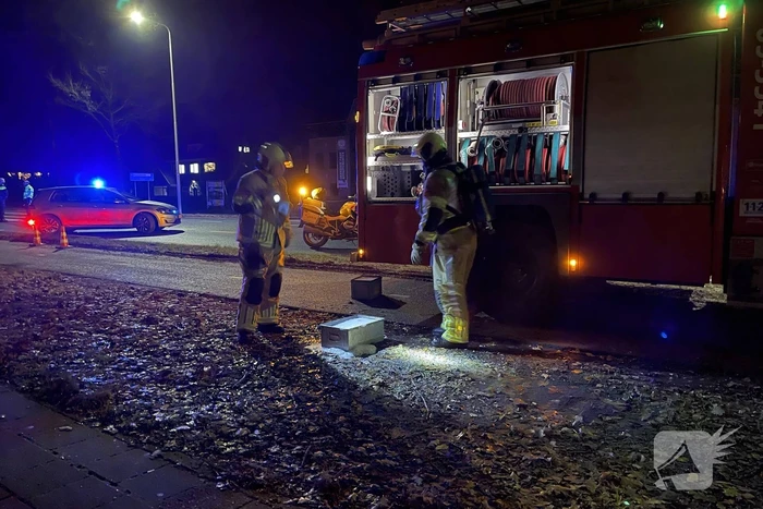 Brandweer blust brand in schoorsteen
