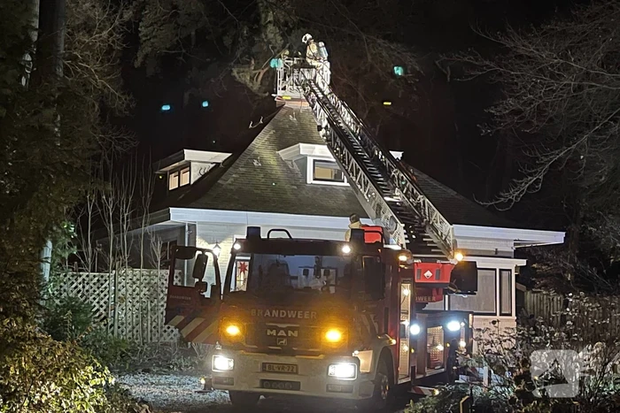 Brandweer blust brand in schoorsteen