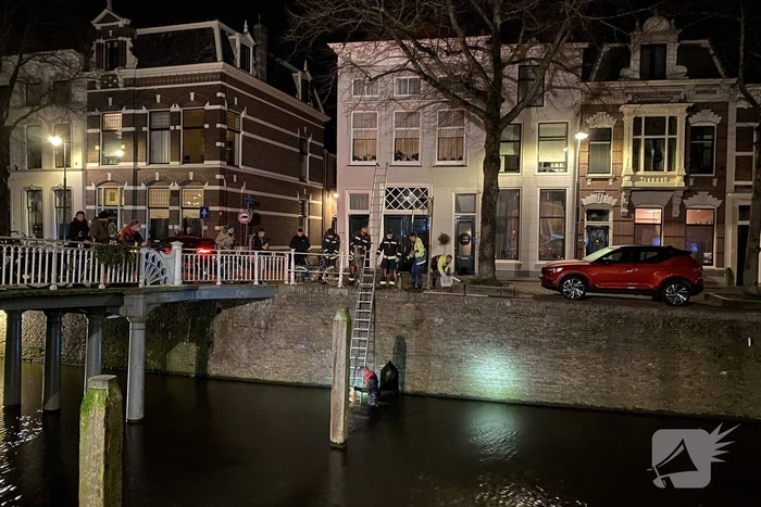 Brandweer redt kat uit het water