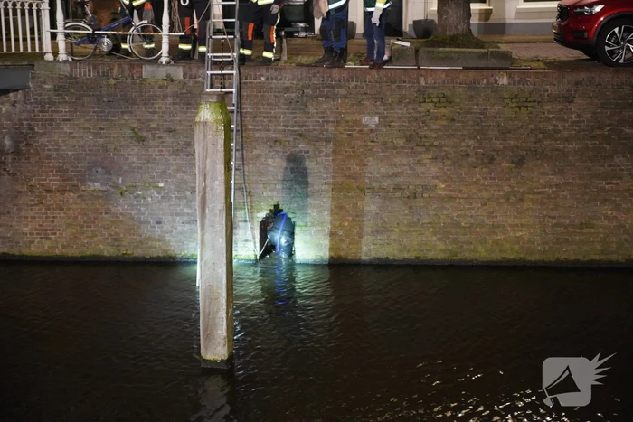 Brandweer redt kat uit het water