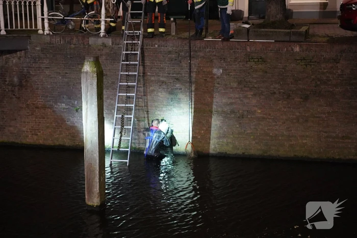Brandweer redt kat uit het water
