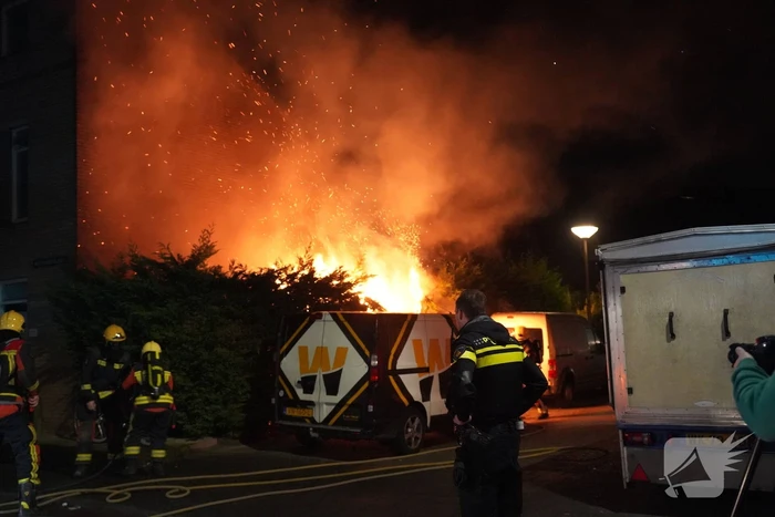 Flinke brand in een schuur tegen de woning