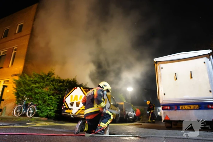 Flinke brand in een schuur tegen de woning