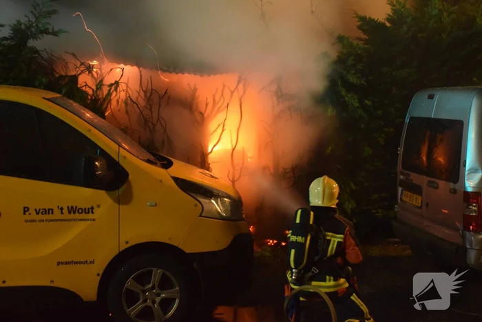Flinke brand in een schuur tegen de woning