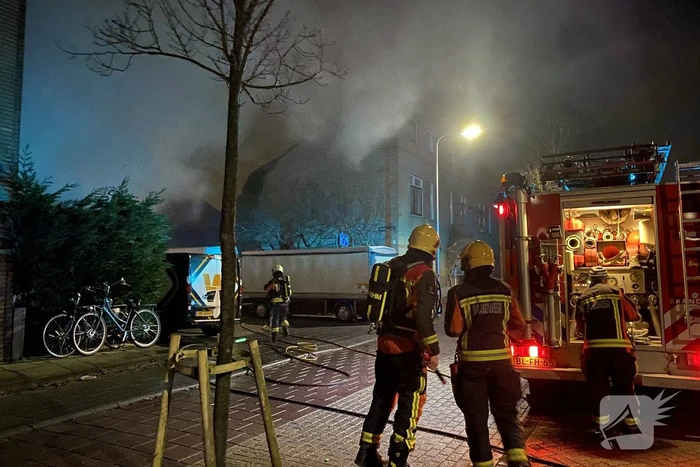 Flinke brand in een schuur tegen de woning