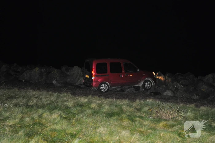 Dronken automobilist rijdt talud af