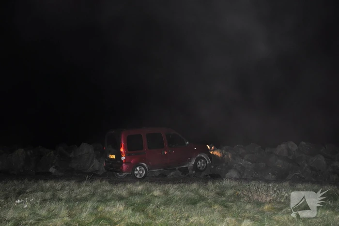 Dronken automobilist rijdt talud af